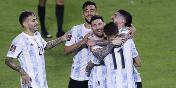 Un hincha de Comodoro Rivadavia intentó abrazar a Messi en el partido contra Venezuela