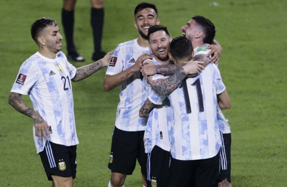 El hincha que intentó abrazar a Lionel Messi en La Bombonera y quedó detendio es de Comodoro Rivadavia