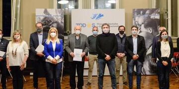 Fernanda Raverta, Verónica Magario, Máximo Kirchner, Topo Rodríguez, Sergio Massa, Liliana Schwindt y José Luis Ramón