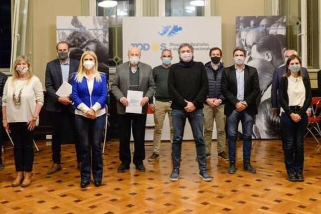 Fernanda Raverta, Verónica Magario, Máximo Kirchner, Topo Rodríguez, Sergio Massa, Liliana Schwindt y José Luis Ramón