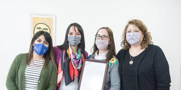Carolina Yutrovic junto a la legisladora provincial Victoria Vuoto y a la secretaria de Políticas Sociales, Sanitarias y Derechos Humanos, Sabrina Marcucci, estuvieron en el centro comunitario del barrio Pipo con el equipo de Terapia Asistida con Perros