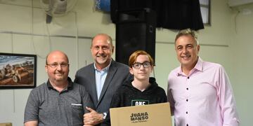 Entregaron netbooks del plan "Juana Manso" en la EETP N° 460