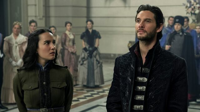 Jessie Mei Li, como Alina Starkov, y Ben Barnes, como el General Kirigan. (David Appleby/Netflix)