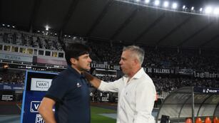 Saludo entre técnicos, de Alexander Medina y Gastón Pusineri. El DT de Talleres no está conforme y lo hizo saber (César Heredia / La Voz)
