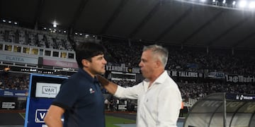 Saludo entre técnicos, de Alexander Medina y Gastón Pusineri. El DT de Talleres no está conforme y lo hizo saber (César Heredia / La Voz)