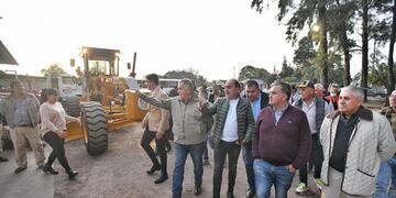 Jaldo recorrió obras y entregó maquinaria en Burruyacú