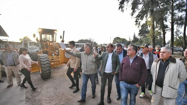 Jaldo recorrió obras y entregó maquinaria en Burruyacú