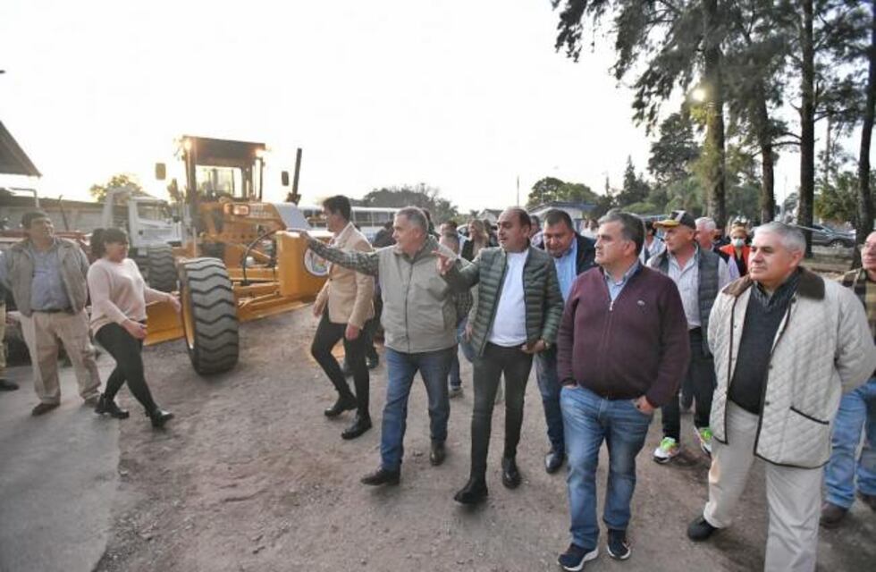 Jaldo recorrió obras y entregó maquinaria en Burruyacú