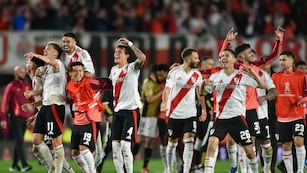 Los jugadores de River Plate de Argentina celebran tras derrotar a Colo Colo de Chile y clasificarse a las semifinales de la Copa Libertadores, el martes 24 de septiembre de 2024, en Buenos Aires. (AP Foto/Gustavo Garello)