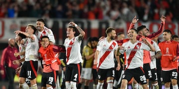 Los jugadores de River Plate de Argentina celebran tras derrotar a Colo Colo de Chile y clasificarse a las semifinales de la Copa Libertadores, el martes 24 de septiembre de 2024, en Buenos Aires. (AP Foto/Gustavo Garello)