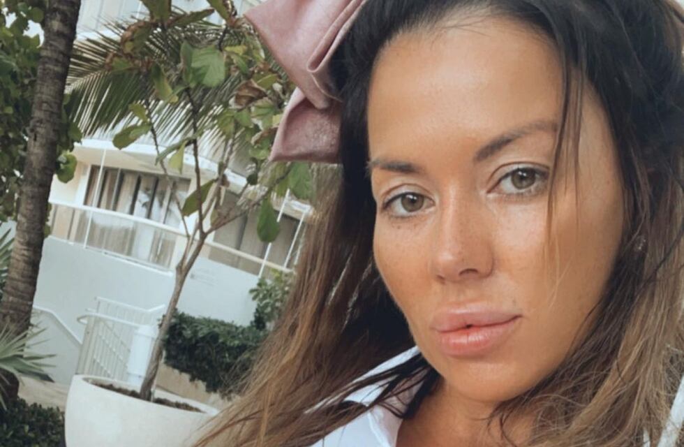 Karina Jelinek y un look teen: top negro y mini de jean con tablas