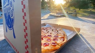 Probó la pizza más grande de Buenos Aires y se sorprendió con el precio: cuánto gastó.