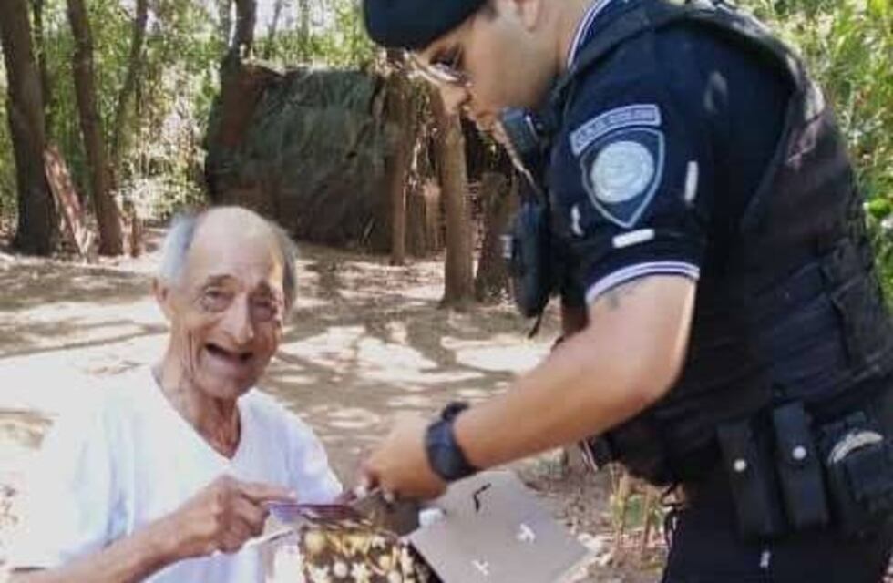 Navidad en Córdoba: un policía acompañó a un jubilado solo, en la Nochebuena