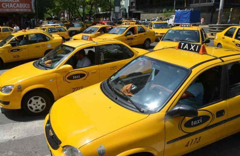 Taxistas de Córdoba piden aumento de tarifas y la bajada de bandera alcanzaría los 120 pesos
