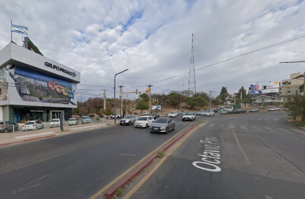 Manejó en contra mano por la subida del Cerro en Córdoba y escapó de un robo