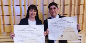 El joven neuquino y su tía se recibieron juntos de la misma carrera.