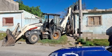 Córdoba: una retroexcavadora impactó contra una casa e hirió a una nena de 7 años. (Foto: Policía de Córdoba)