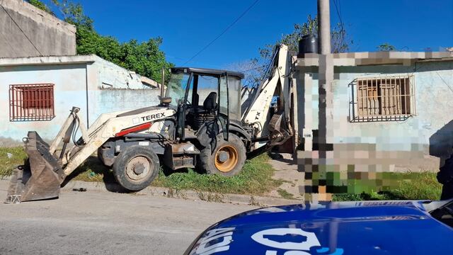 Córdoba: una retroexcavadora impactó contra una casa e hirió a una nena de 7 años. (Foto: Policía de Córdoba)
