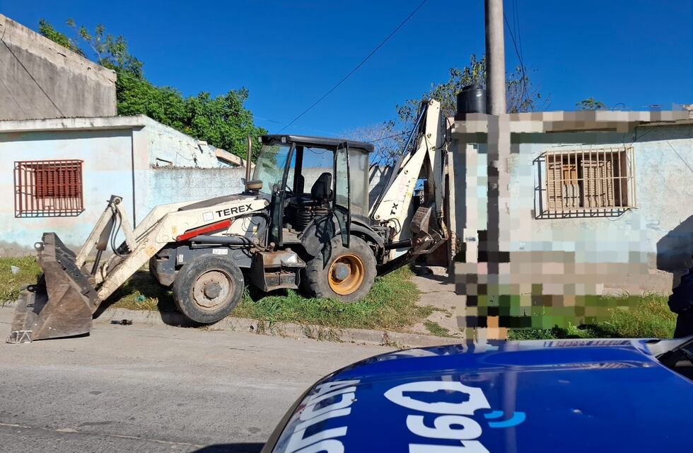 Sin conductor: una retroexcavadora chocó contra una vivienda en Córdoba