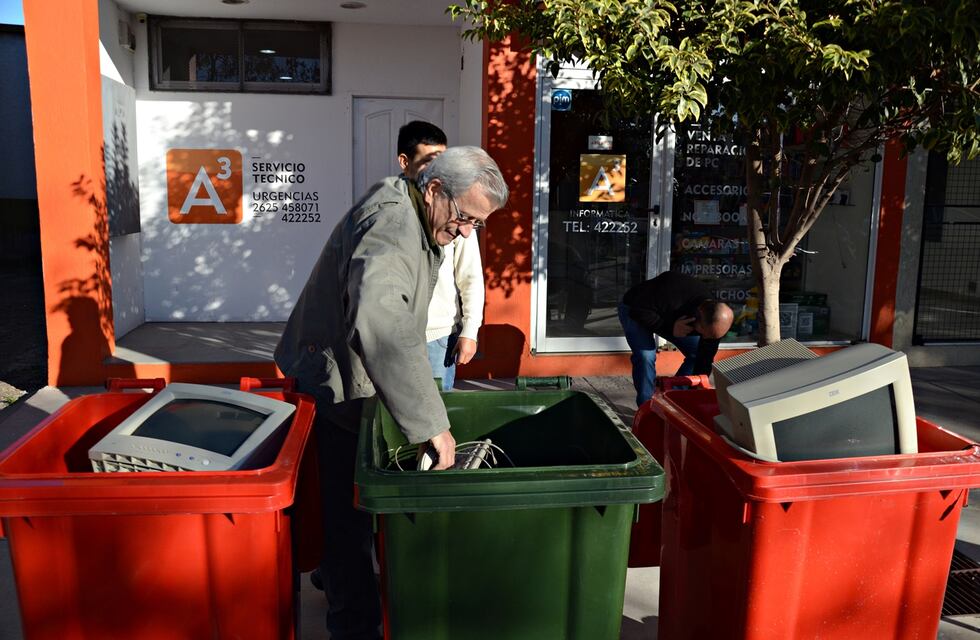 Campaña para retirar residuos tecnológicos: cambian un artículo por abono natural para la tierra