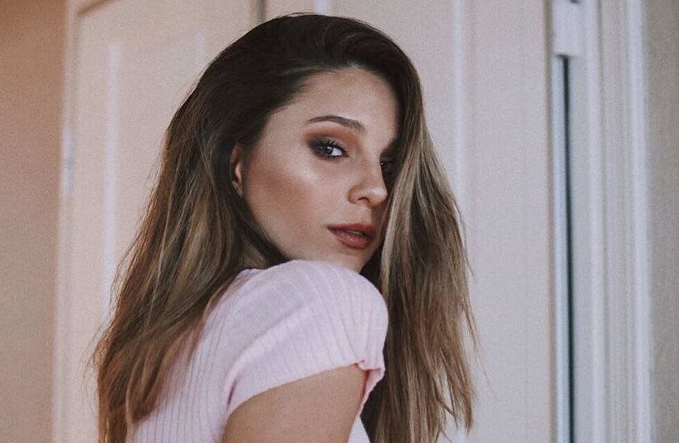 Juanita Tinelli, con camisa abierta y look metalizado, mostró su radical cambio de look