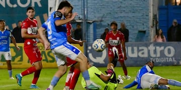Con gol de Martín Garnerone, Estudiantes derrotó a Morón en Río Cuarto y se prende (Tomy Fragueiro / La Voz)
