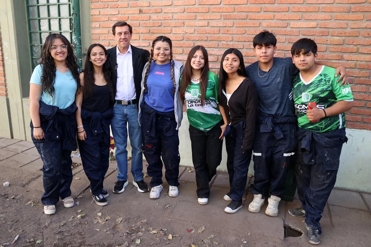 Chicas y chicos de la Escuela de Comercio 1 "Prof. José Antonio Casas" que recibieron al gobernador Sadir en su visita al canchón.