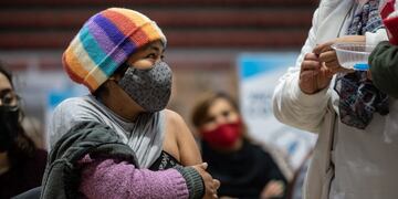 Vacunación contra el COVID-19 en Arena Aconcagua de colaboradores de merenderos y comedores.
