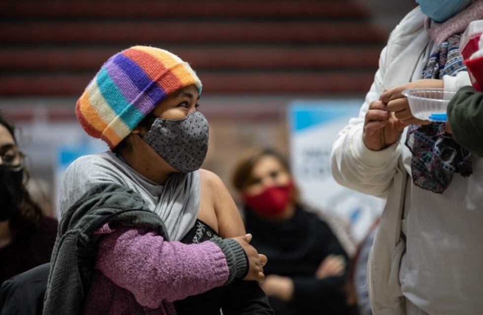 Vacunación Covid-19 Mendoza: comenzó la inoculación de personal de comedores y merenderos