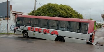 Los pasajeros lograron descender de la unidad y no se registraron heridos. (Foto: José Reyna)