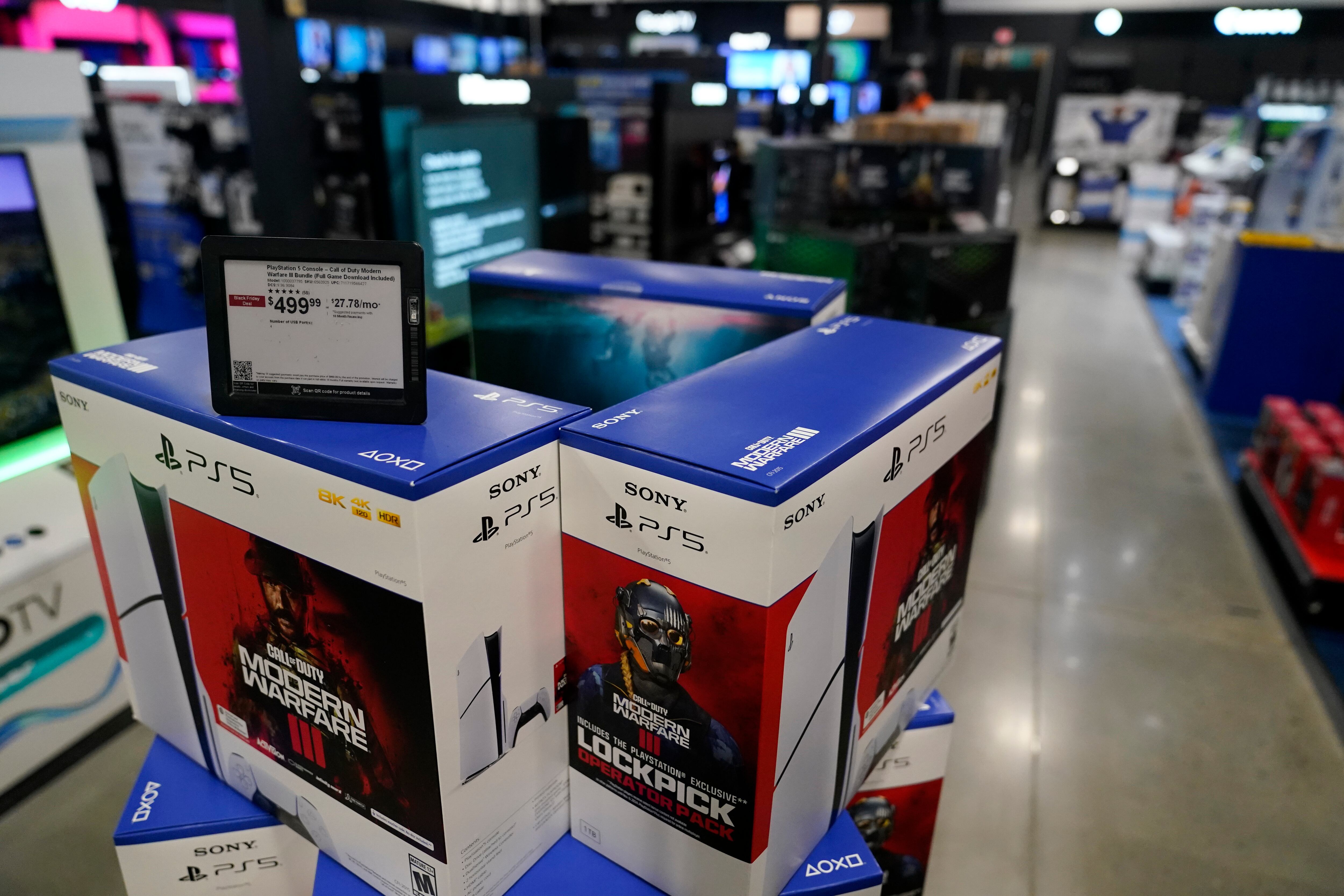 ARCHIVO - Consolas PlayStation 5 en una tienda Best Buy durante el Viernes Negro, el 24 de noviembre de 2023, en Charlotte, Carolina del Norte (AP Foto/Erik Verduzco, Archivo)
