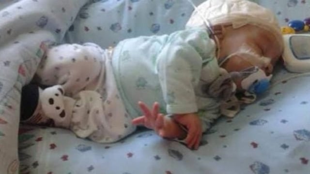 La historia de Ian, el niño que le ganó a la muerte nueve veces.