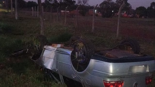 Detuvieron a un conductor ebrio tras despistar y chocar contra una jirafa de luz en Jardín América.