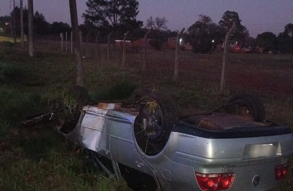 Detuvieron a un conductor ebrio tras despistar y chocar contra una jirafa de luz en Jardín América