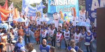 Los gremios docentes pidieron que el Gobierno de Santa Fe de marcha atrás al descuento de días de paro.