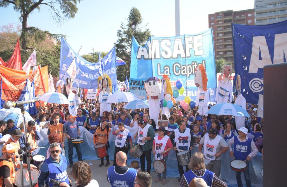 Paros en Santa Fe: el Gobierno confirmó que descontará los días a médicos, docentes y estatales