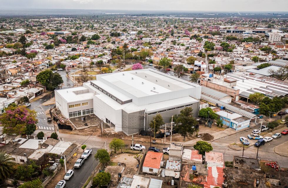 Jalil supervisó el avance del nuevo Polideportivo Libertador II en la Capital