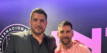 La foto de Cavagliatto junto a Messi, con un sugestivo posteo.