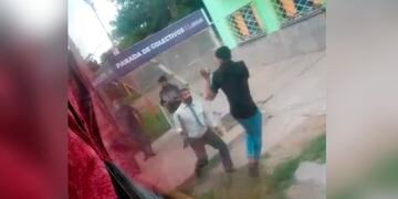 Pelea. Ocurrió en Laguna Larga. (Captura de video / El Doce)