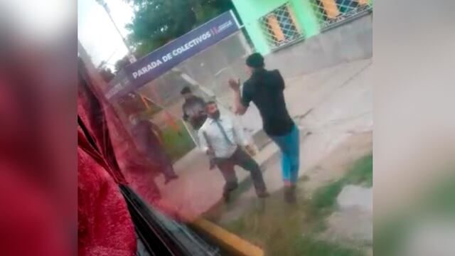 Pelea. Ocurrió en Laguna Larga. (Captura de video / El Doce)