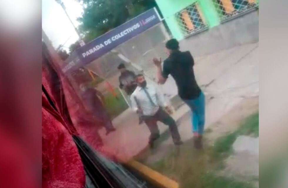 Insólito: no se quiso poner el barbijo, se peleó con el chofer y quedó filmado