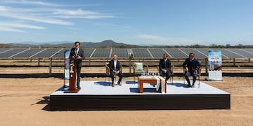 Ejecutivos de las empresas involucradas en el proyecto escuchan el discurso del gobernador Carlos Sadir, dejando inaugurada la nueva planta solar jujeña.