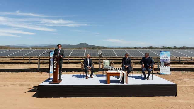 Ejecutivos de las empresas involucradas en el proyecto escuchan el discurso del gobernador Carlos Sadir, dejando inaugurada la nueva planta solar jujeña.