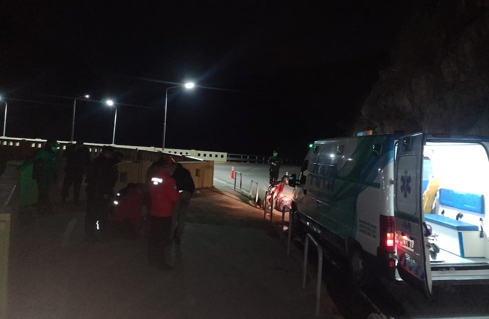 Salvaron a una mujer que intentaba arrojarse desde el Paredón del Lago San Roque en Carlos Paz