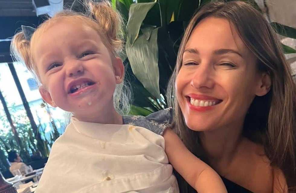 ¡Igualitas! Pampita mostró una foto de su infancia y sorprendió con el parecido con su hija Ana