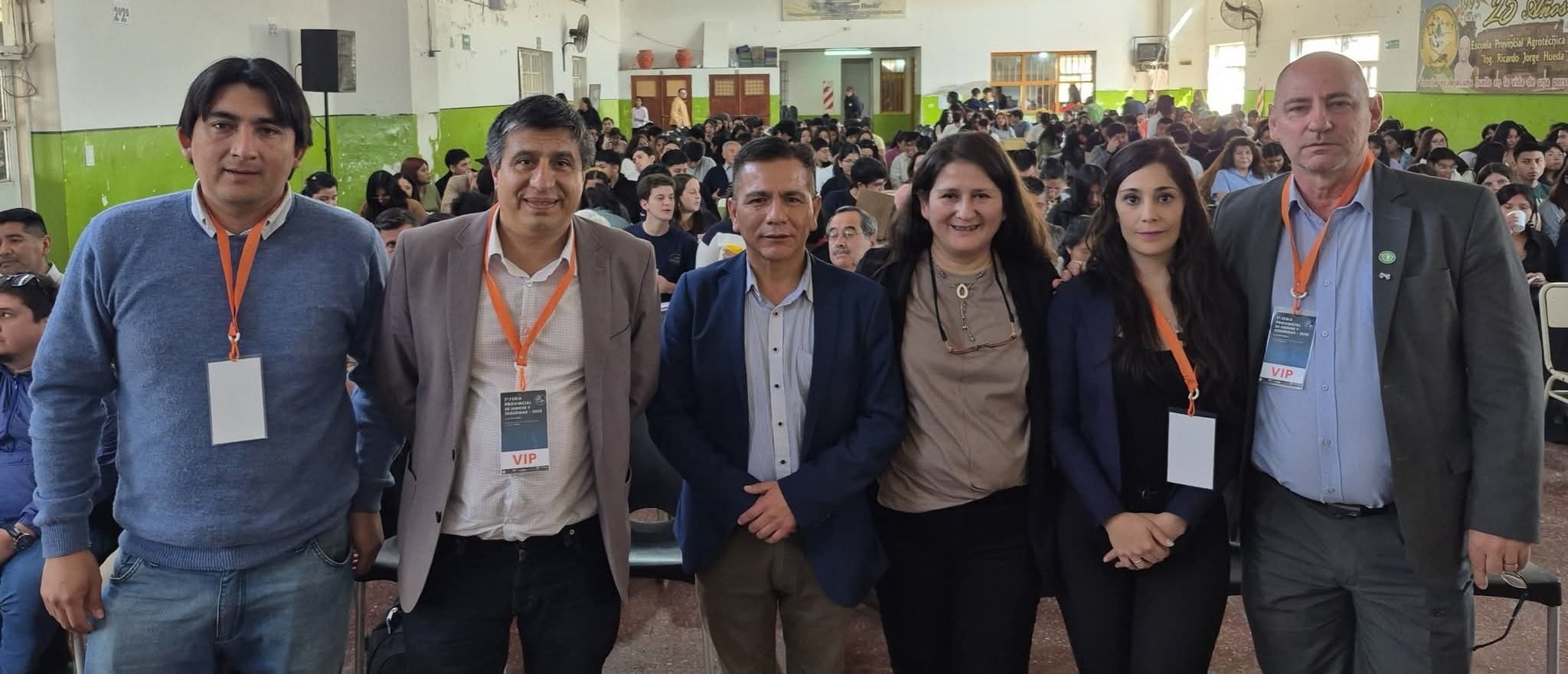 El secretario de Producción e Industria de la Municipalidad de Perico, Martín Miguel Llanos (al centro) con organizadores y participantes en la primera Feria de Higiene y Seguridad de Jujuy.