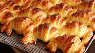 Una panadería regaló medialunas a sus clientes por entrar bailando.