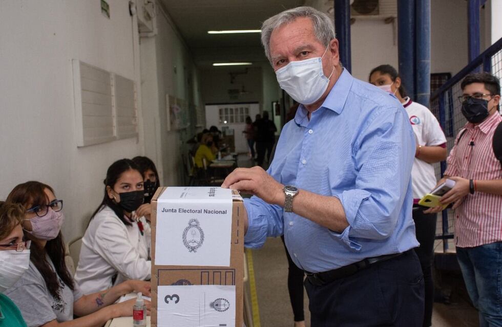 El vicegobernador Rubén Dusso fue uno de los primeros funcionarios en votar