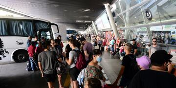 Turistas en la terminal de Córdoba, antes del fin de semana largo de Carnaval. (José Gabriel Hernández)