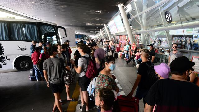 Turistas en la terminal de Córdoba, antes del fin de semana largo de Carnaval. (José Gabriel Hernández)